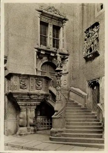Ak Görlitz in der Lausitz, Rathausansicht,  Treppe, verziertes Portal, alte Architektur