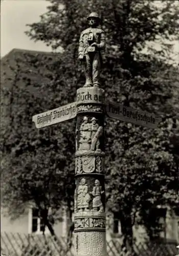 Ak Ehrenfriedersdorf im Erzgebirge, Geschnitzter Wegweiser