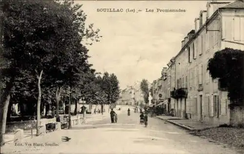 Ak Souillac Lot, Historische Straße, Bäume, Gebäude, Menschenauf der Straße