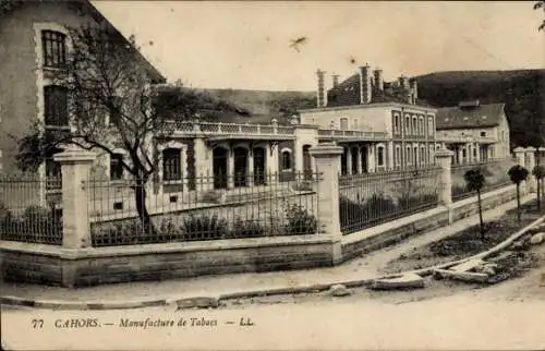 Ak Cahors Lot, Vorderansicht der Tabakfabrik, Gebäude, Garten und Straße