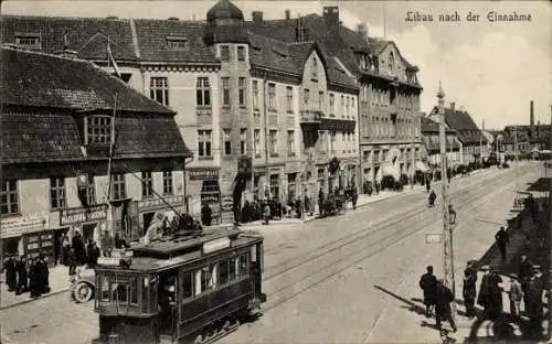 Ak Liepaja Libau Lettland, Stadt nach der Einnahme, Straßenpartie, Straßenbahn