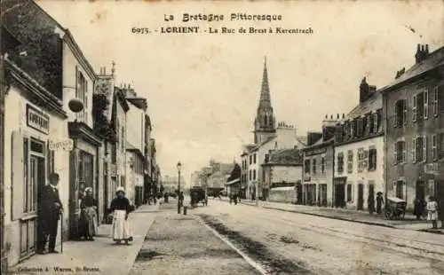 Ak Lorient Morbihan, Straße mit Häusern, Personen, Kirche im Hintergrund,  Ansicht