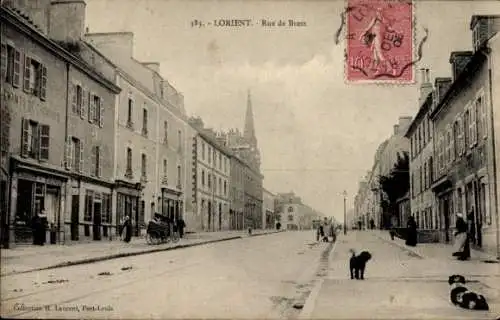 Ak Lorient Morbihan, Rue de Brest,  Stadtansicht, abgebildete Gebäude, Passanten, Pferdewagen
