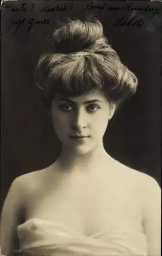 Ak Porträt einer jungen Frau, Gebundene Haare