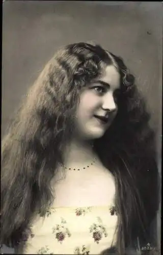 Ak Porträt einer jungen Frau, Braune Haare