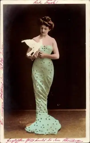 Ak Frau in blauem Kleid, Taube