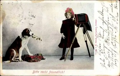 Ak Bitte recht freundlich, Mädchen mit Fotoapparat, Hund