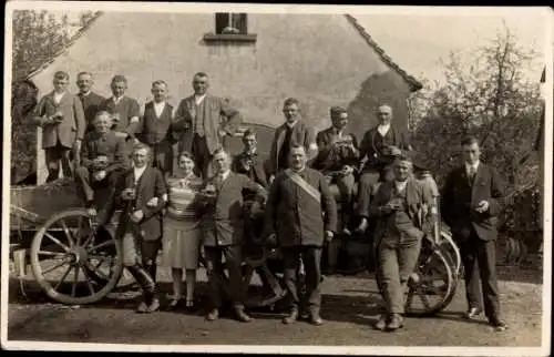 Foto Ak Festgesellschaft vor einer Scheune, auf einem Traktor mit Anhänger, junge Männer, Frau