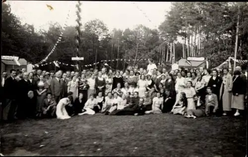 Foto Ak Festgesellschaft auf einem Festplatz, Gruppenbild