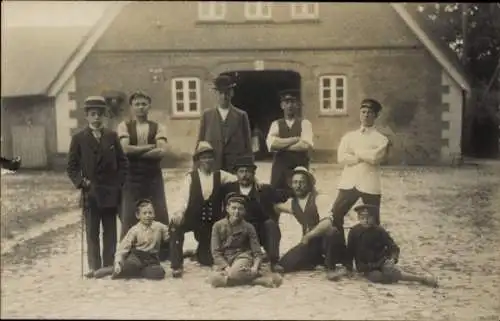 Foto Ak Männer und Jungen vor einem Bauernhaus, Gruppenbid, Handwerker