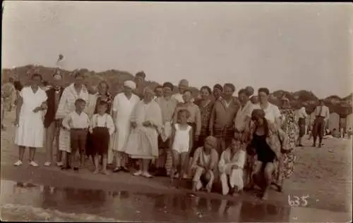 Foto Ak Badegäste am Strand, Gruppenbild, Badekleidung, Bademäntel
