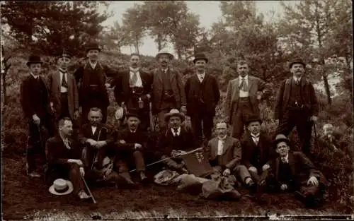 Foto Ak Wandergruppe, Männer an einem Hang, Gruppenbild