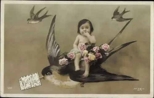 Ak Glückwunsch, Schwalbe trägt ein Kleinkind auf dem Rücken, Rosen