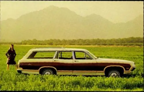 Ak Ford 1970 Torino Squire, Auto auf einem Feld, Reklame