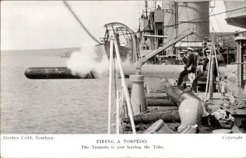 Ak Kriegsschiff Royal Navy, The Torpedo is just leaving the Tube