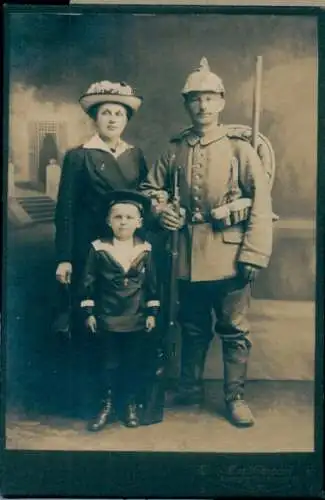 Kabinett Foto Deutscher Soldat mit Frau und Kind, Standportrait in Uniform, Ausrüstung