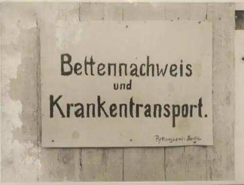 Original Foto Berlin Kreuzberg, Am Urban, Urban-Krankenhaus, Hinweisschild, um 1946, ca. 13 x 18 cm