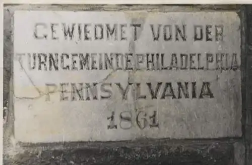 Original Foto Berlin Neukölln, Volkspark Hasenheide, USA Turnverein, Widmungstafel, 1946, 13 x 18 cm