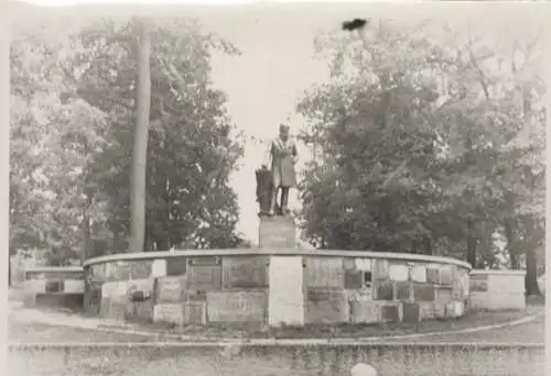 Original Foto Berlin Neukölln, Volkspark Hasenheide, Jahn-Denkmal, um 1946, ca. 13 x 18 cm