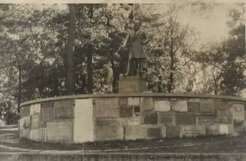 Original Foto Berlin Neukölln, Volkspark Hasenheide, Jahn-Denkmal, um 1946, ca. 13 x 18 cm
