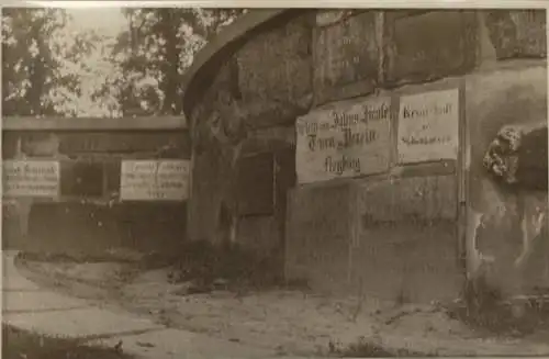 Original Foto Berlin Neukölln, Volkspark Hasenheide, Widmungstafeln am Jahn-Denkmal, 1946,13 x 18 cm