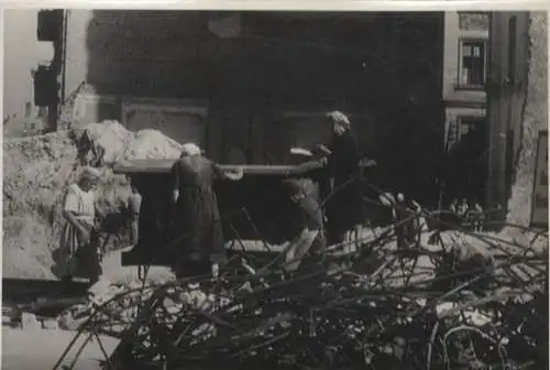 Original Foto Berlin Kreuzberg, Bergmannstraße, Trümmerfrauen, um 1946, ca. 13 x 18 cm