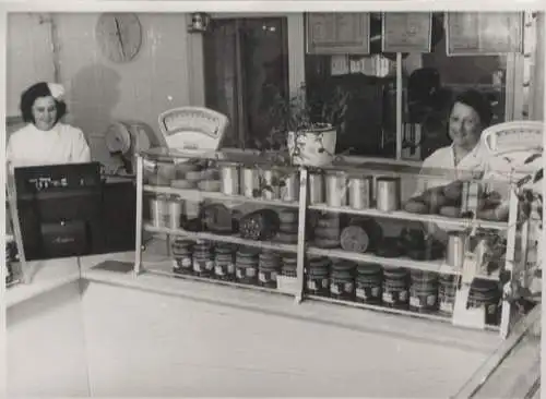 Original Foto Berlin Weißensee, Streustraße, Fleischerei Klinke, Verkaufsraum, 1946, ca. 13 x 18 cm
