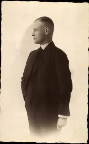 Foto Seitenportrait eines Mannes im Anzug