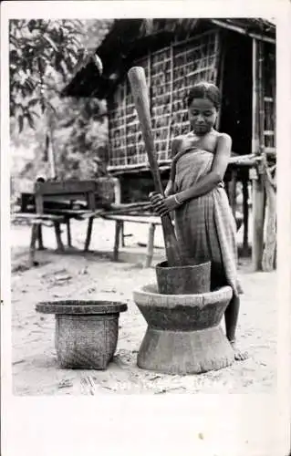 Foto Ak Junge Afrikanerin beim Mahlen