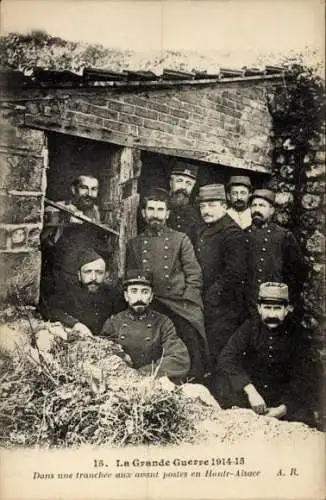CPA La Grande Guerre 1914-15 Dans une tranchée aux avant postes en Haute-Alsace
