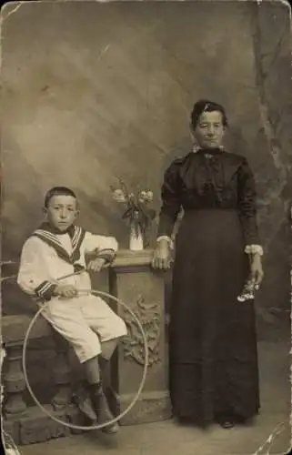 Foto Ak Frau und Kind, Porträt, Reifen