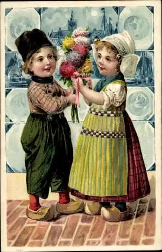 Ak Holland Michigan USA, Zwei Kinder in traditioneller holländischer Kleidung stehen vor einer...