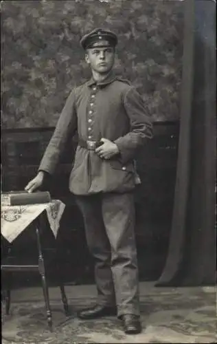 Ak Hildesheim in Niedersachsen, Ein Soldat in Uniform steht vor einem Tisch.