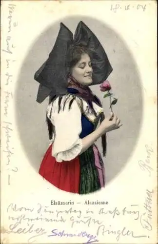 Ak Straßburg Elsass Bas Rhin, Elsässerin im traditionellen Gewand, hält eine Blume in der Hand