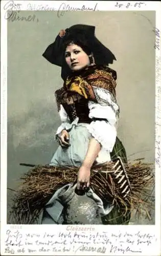 Ak Berg Hochfeld Champ du Feu Vogesen Elsass Bas Rhin, Eine junge Frau in traditioneller elsäs...