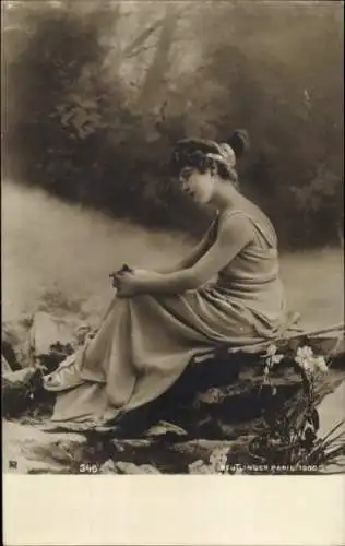 Ak Porträt einer jungen Frau, Kleid, Blumen