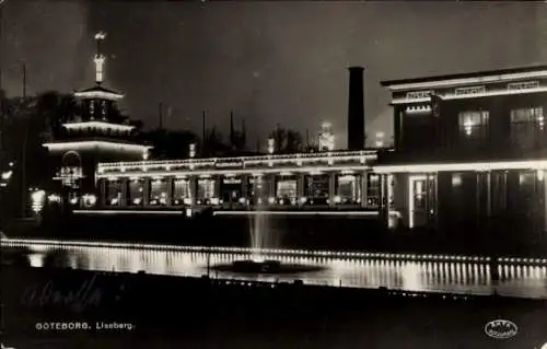 Ak Göteborg Schweden, Liseberg bei Nacht, beleuchtetes Gebäude und Wasserfontäne
