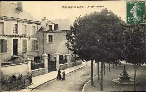 Ak Mer Loir et Cher, Gendarmerie Nationale, Französische Republik, alte Gebäude, Brunnen