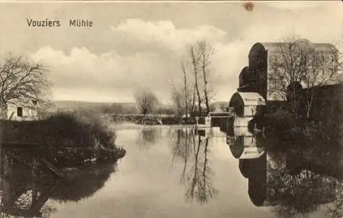 Ak Vouziers Ardennes, Mühle, Wasser, Bäume, Himmel, Schwarz-Weiß-Fotografie