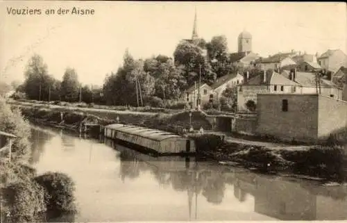 Ak Vouziers Ardennes, Darstellung eines Flusses, Häuser, Bäume, Kirche, Postkartenbeschreibung