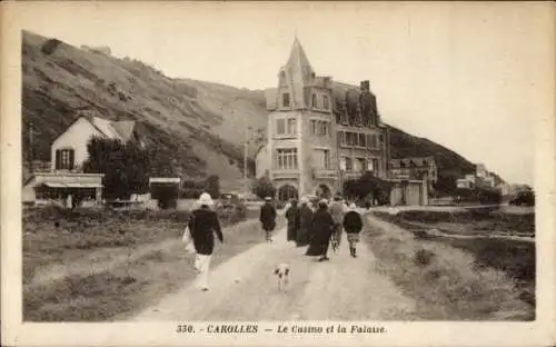 Ak Carolles Plage Jullouville Manche, Casino, Falaise, Gebäude, Spaziergänger, Hund