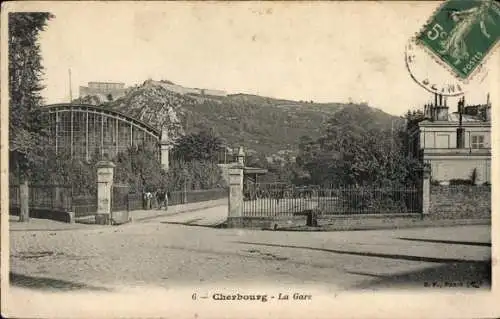 Ak Cherbourg en Cotentin Manche, Blick auf die Gare von  historische Gebäude, Hügel im Hinterg...