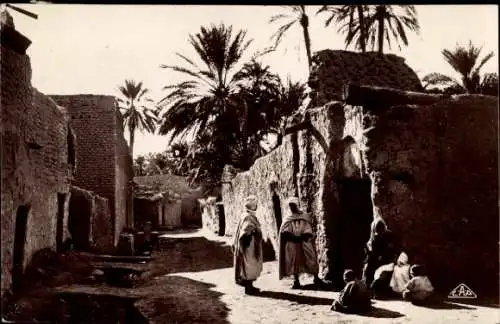 Ak Biskra Algerien, Alte Straße, Palmen, Menschen, Steinhäuser