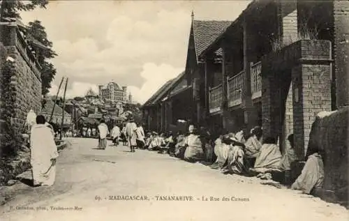 Ak Antananarivo Tananarive Madagaskar, Straße, Gebäude, Menschen in traditioneller Kleidung