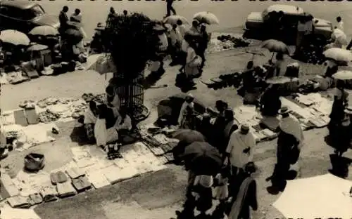 Ak Antananarivo Tananarive Madagaskar, Markt mit Verkaufsständen, Menschen mit Sonnenschirmen,...