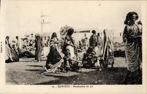 Ak Djibouti Dschibuti, Markt mit Frauen, Milchverkäuferinnen, Landstämmige Menschen, ländliche...