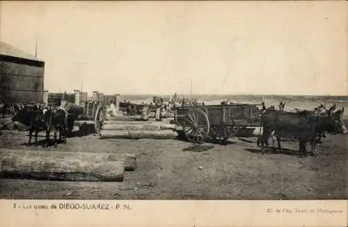 Ak Diego Suarez Antsiranana Madagaskar, Hafenansicht mit Ochsenwagen, Holzstämmen, Menschen