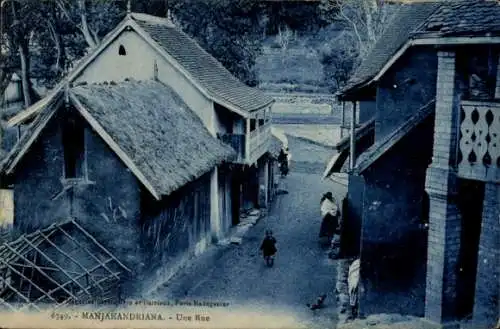 Ak Madagaskar Madagascar, Vorderansicht mit Straße, Häusern, Landschaft, blauer Farbton