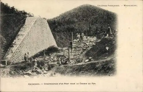 Ak Madagaskar Madagascar, Bau eines Brückenbauwerks, französische Kolonien, Arbeiter, Steinmauer