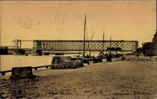 Ak Zutphen Gelderland , Historische Brücke, Boote am Flussufer, Beige Tönung